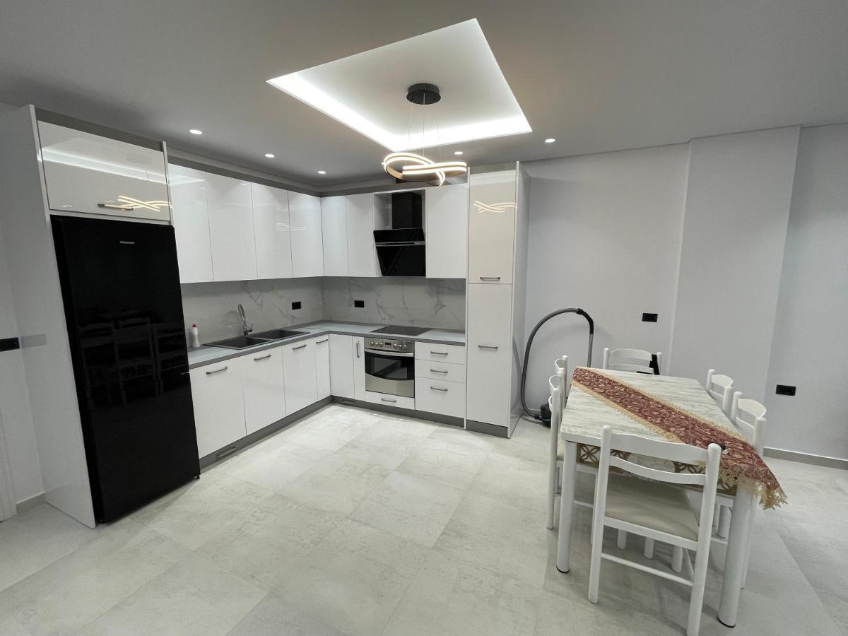 Alpha Lux Apartment Sarandë Buitenkant foto
