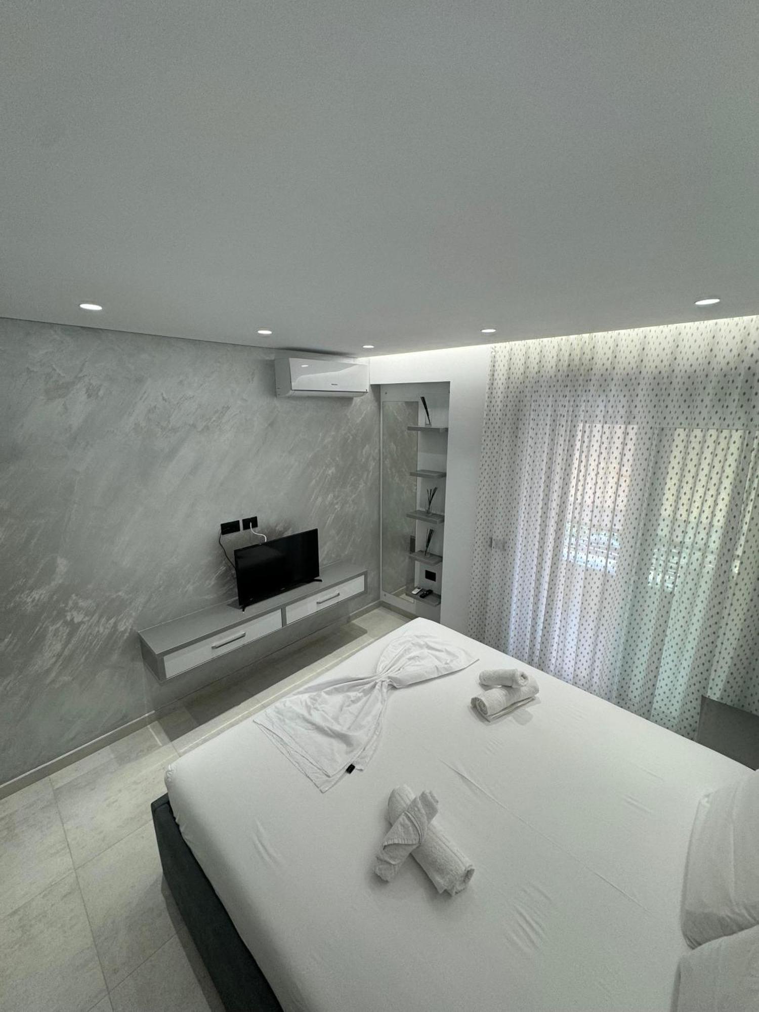 Alpha Lux Apartment Sarandë Buitenkant foto